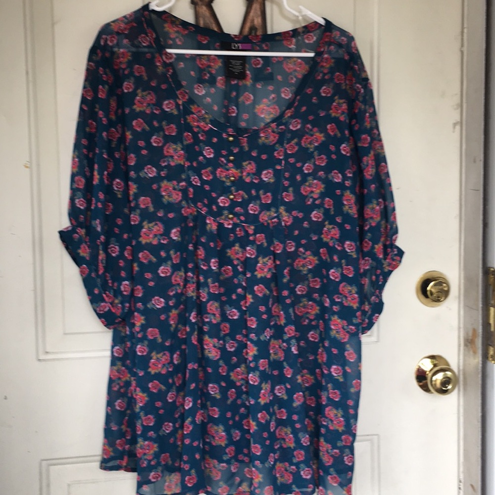 Super cute plus size sheer blouse.+